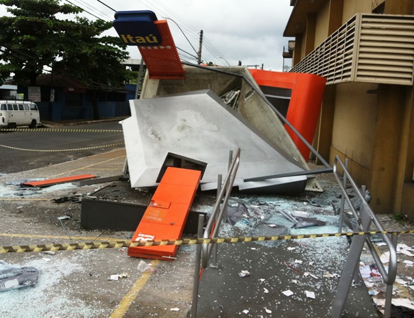Explosão de caixa eletrônico destruiu cabos de energia elétrica e de telefonia (Foto: Carlos Eduardo Matos/G1 AM)
