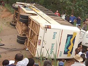 Ônibus tomba e deixa mortos em Inhapim. (Foto: Reprodução/TV Globo)