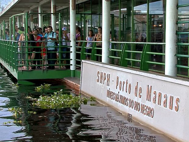 Nível da cheia de 2009 também se transformou em atração turística no Porto de Manaus (Foto: Reprodução/Rede Amazônica)