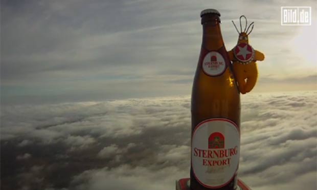 Estudantes enviaram garrafa de cerveja a 31 mil metros de altitude. (Foto: Reprodução/Bild)