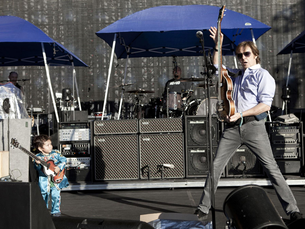 Paul McCartney divide palco com o garoto Ichiro, vestido com a roupa do disco Sgt Peppers, na passagem de som do show do ex-beatle no Uruguai (Foto: AP)
