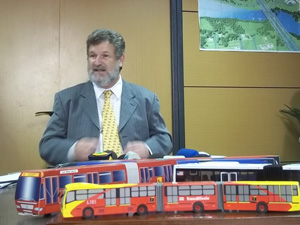 Secretário de Transporte do GDF anuncia prorrogação da licitação em entrevista coletiva (Foto: Káthia Mello/G1)