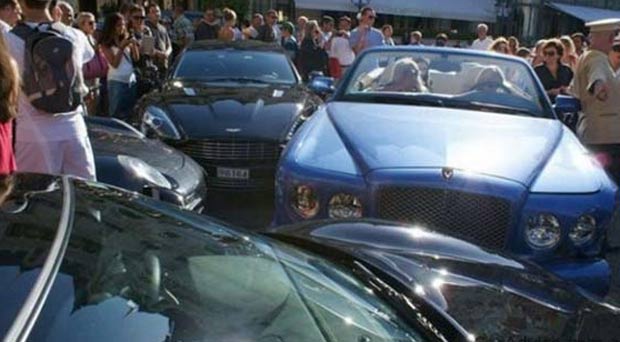 Em julho de 2011, a motorista de um Bentley Azure provocou um acidente com outros quatro veículos de luxo no Principado de Mônaco. A mulher colidiu contra uma Mercedes S Class, uma Ferrari F430, um Porsche 911 e um Aston Martin Rapid.  (Foto: Reprodução)