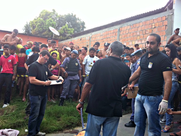Rapaz foi encontrado morto com perfurações de bala na cabeça e no corpo (Foto: Tiago Melo/G1 AM)