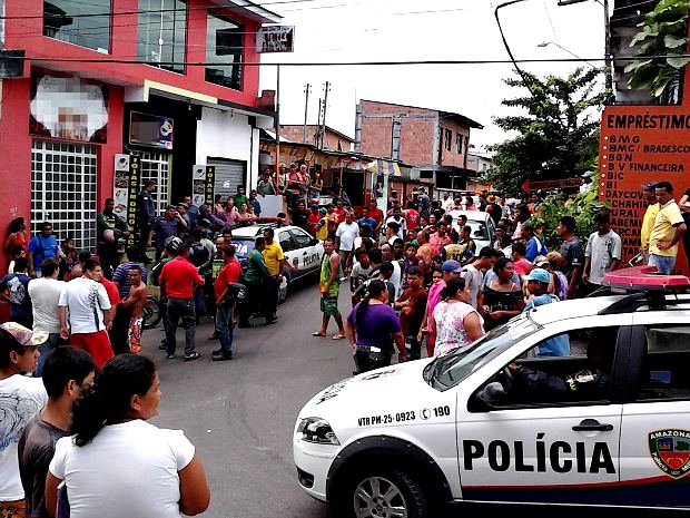 Populares se aglomeraram em frente ao estabelecimento onde ocorreu o assalto  (Foto: Isaías Filho)