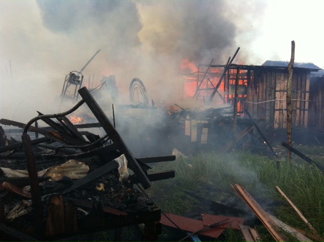 Incêndio destruiu casas de madeira (Foto: Carlos Eduardo Matos/G1)