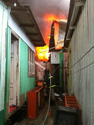 Bombeiros tentam conter as chamas (Foto: Ruthiene Bindá/TV Amazonas)