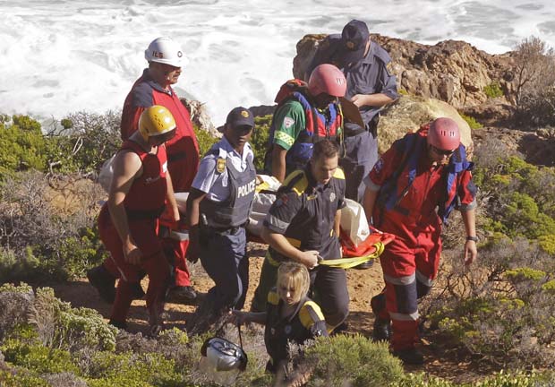 Corpo de David Lillienfeld é resgatado nesta quinta-feira (19) em False Bay, na Cidade do Cabo (Foto: AP)