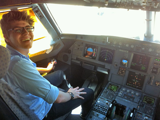 Cauê Sciascia Borlina no simulador de aviador (Foto: Arquivo pessoal)