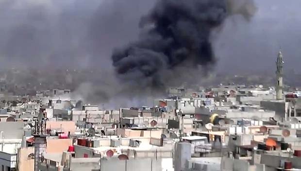 Imagem divulgada pela oposição mostra bombardeio de forças do governo à cidade síria de Homs nesta quinta (19) (Foto: Reuters)