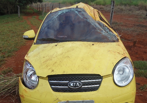 Carro que o cantor Pedro conduzia durante acidente, em Goiás (Foto: Polícia Rodoviária Estadual/Divulgação)