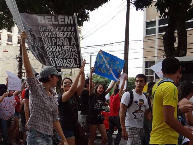 Estudantes participam ativamente do 'Dia do Basta' em Belém. (Foto: Natália Mello/G1)