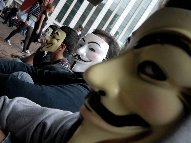 Manifestantes durante concentração no vão do Masp antes da Marcha Contra a Corrupção (Foto: Anderson Barbosa/ FotoArena/ AE)