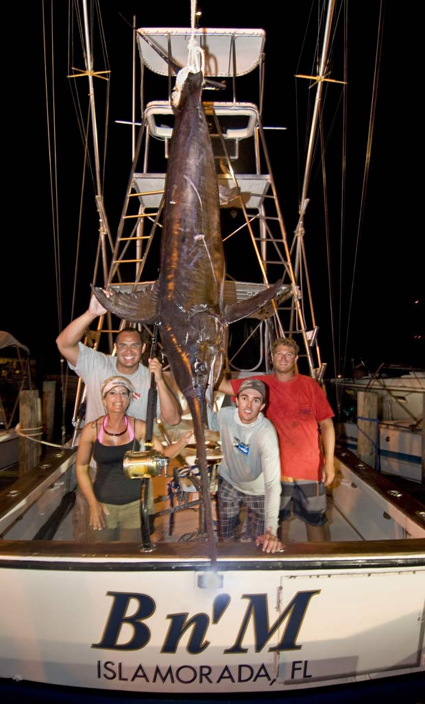 Em 2011, durante uma pescaria com a mulher, o americano John White fisgou um peixe-espada de 206 quilos a cerca de 50 quilômetros ao sul de Islamorada, no estado da Flórida (EUA). Ele lutou durante cinco horas para conseguiu colocar o peixe no barco.  (Foto: Andy Newman/AP)
