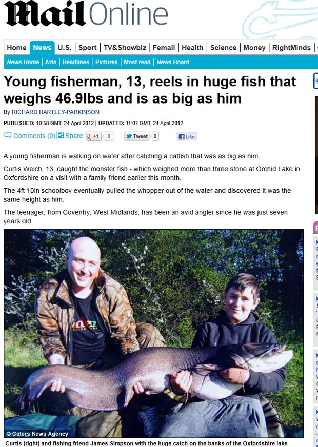 Curtis Welch, de 13 anos, pescou um peixe-gato do mesmo tamanho do que ele. (Foto: Reprodução/Daily Mail)
