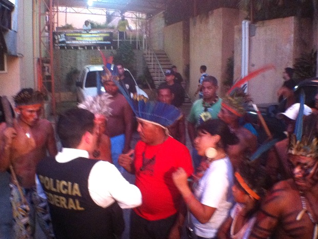 Índios desocuparam sede da Funai depois de pouco mais de uma hora de conversa com a coordenadoria regional do órgão (Foto: Marcos Dantas/ G1 AM)