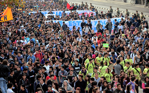 Estudantes marcham por Santiago em protesto por uma educação melhor no Chile (Foto: AFP)