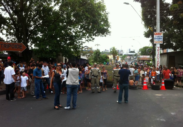 Moradores interditaram trânsito no São Jorge (Foto: Arthemisa Gadelha/TV Amazonas)