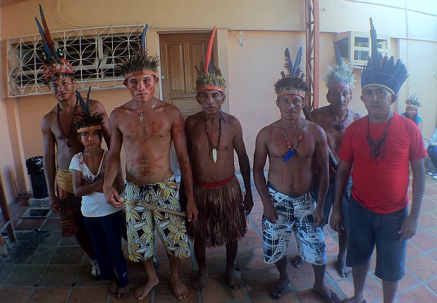 Grupos indígenas ocupam o local desde o começo da tarde (Foto: Marcos Dantas/G1)