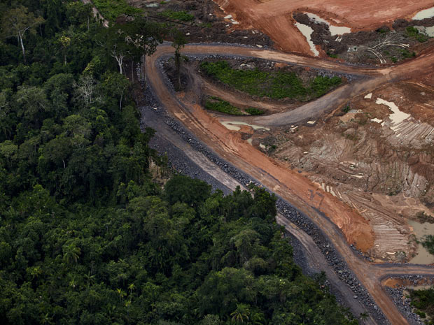 Trecho de floresta que foi suprimido para construção da usina hidrelétrica. (Foto: Divulgação/Greenpeace/Marizilda Cruppe)