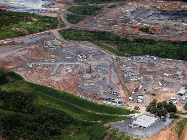Barragem construída pela Norte Energia corta Rio Xingu, na região de Altamira, no Pará. (Foto: Divulgação/Greenpeace/Marizilda Cruppe)