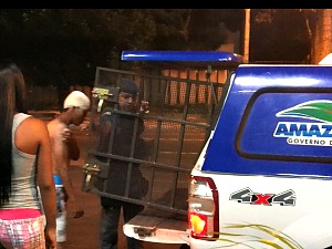 O adolescente foi saiu com a cabeça enfaixada do hospital (Foto: Mônica Dias/G1)