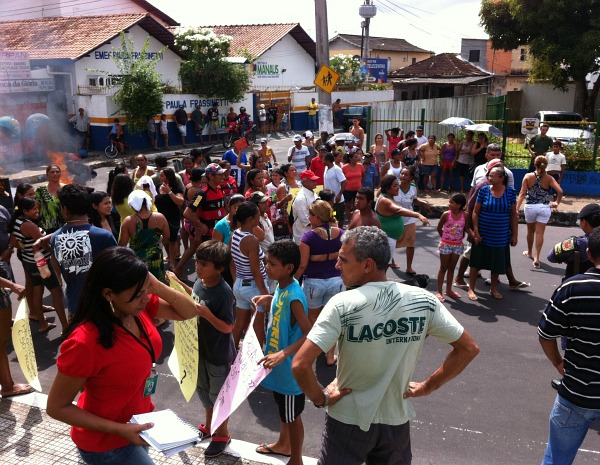 Protestantes exigem satisfação do Prosamin (Foto: Girlene Medeiros/G1AM)