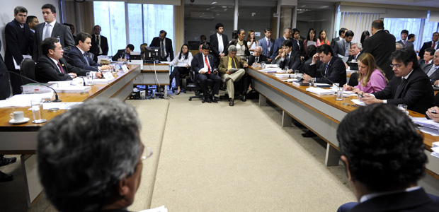 Reunião da CPI mista que apura o envolvimento de políticos e empresários com o bicheiro Carlinhos Cachoeira (Foto: Agência Senado)
