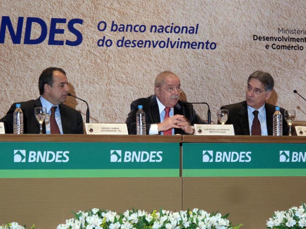 O ex-presidente Lula discursou nesta quinta-feira (3), em evento do Banco Nacional de Desenvolvimento Econômico e Social (BNDES). Ainda se recuperando do tratamento contra o câncer na laringe, Lula disse esperar não ter “desaprendido a falar”. “Faz sete m (Foto: Bernardo Tabak/G1)