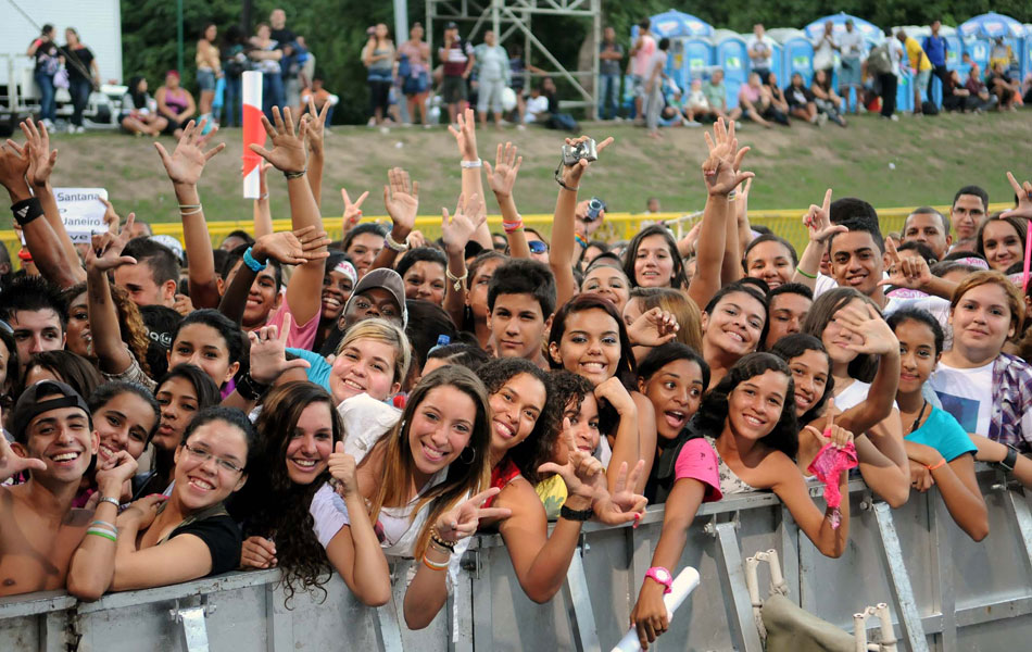 Fãs aguardam show do ídolo teen Luan Santana, no Palco da Quinta da Boa Vista
