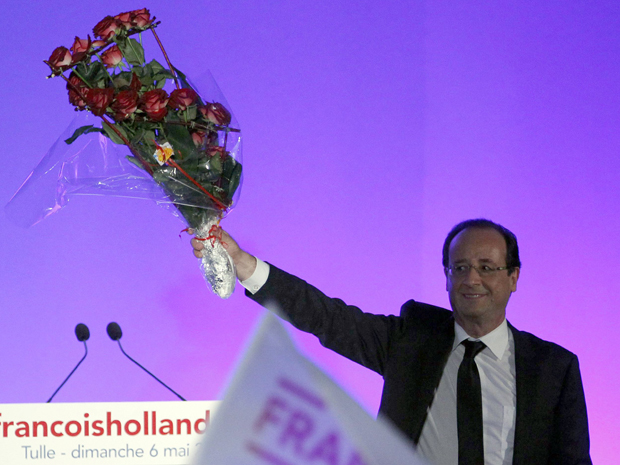 François Hollande comemora vitória sobre Nicolas Sarkozy nas eleições presidenciais da França (Foto: REUTERS/Regis Duvignau)