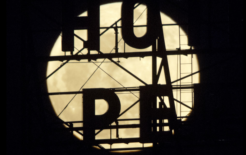 'Superlua' é vista através de letreiro do Hotel Pere Marquette, na cidade de Peorio, estado de Illionis nos EUA. Curiosamente, as letras 'hope' formam a palavra 'esperança' em inglês