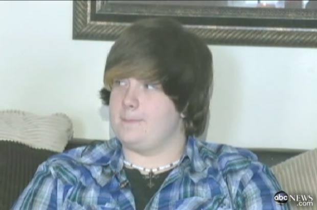 Em janeiro deste ano o adolescente J.T. Gaskins, de 17 anos, foi suspenso por uma escola de Burton, no estado de Michigan (EUA), depois que decidiu deixar seu cabelo crescer para poder doá-lo para uma instituição de caridade. (Foto: Reprodução)