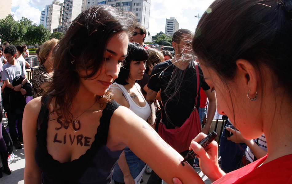 Participantes são vistos durante preparativos para a Marcha das Vadias, em São Paulo