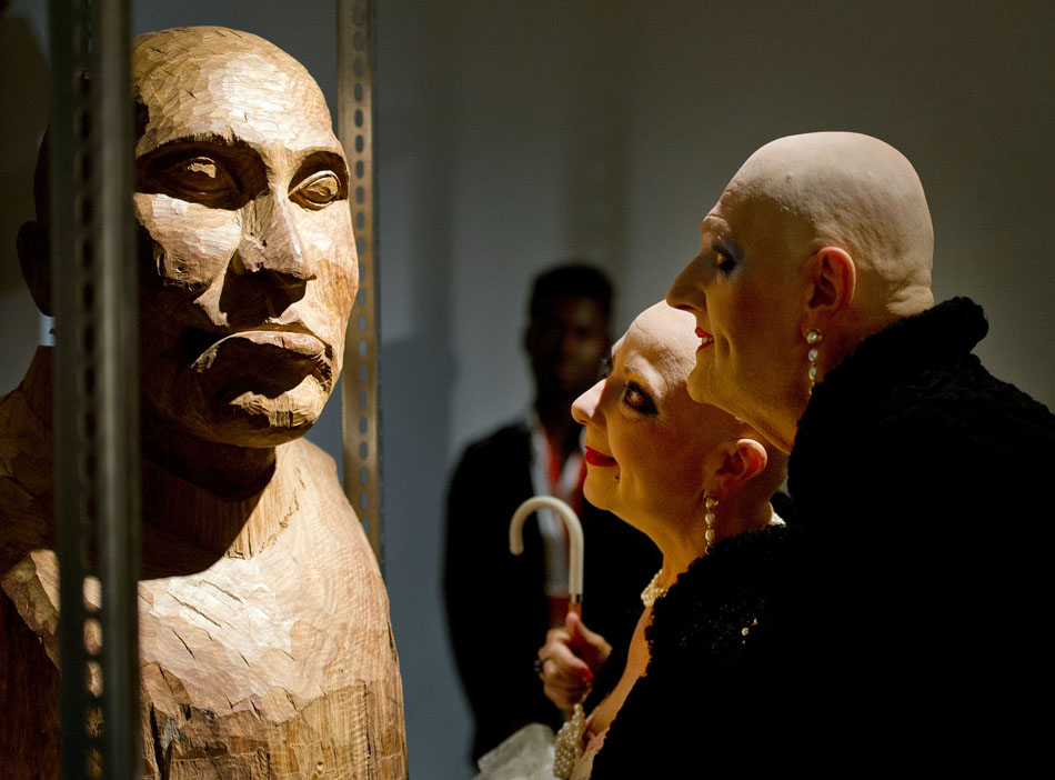 Performers Eva e Adele observam escultura do artista francês Kader Attia. Ao todo 150 artistas de 55 países participam da exposição.