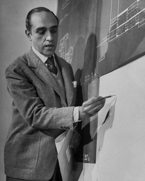 Em 1947, Niemeyer discute o projeto da sede da ONU