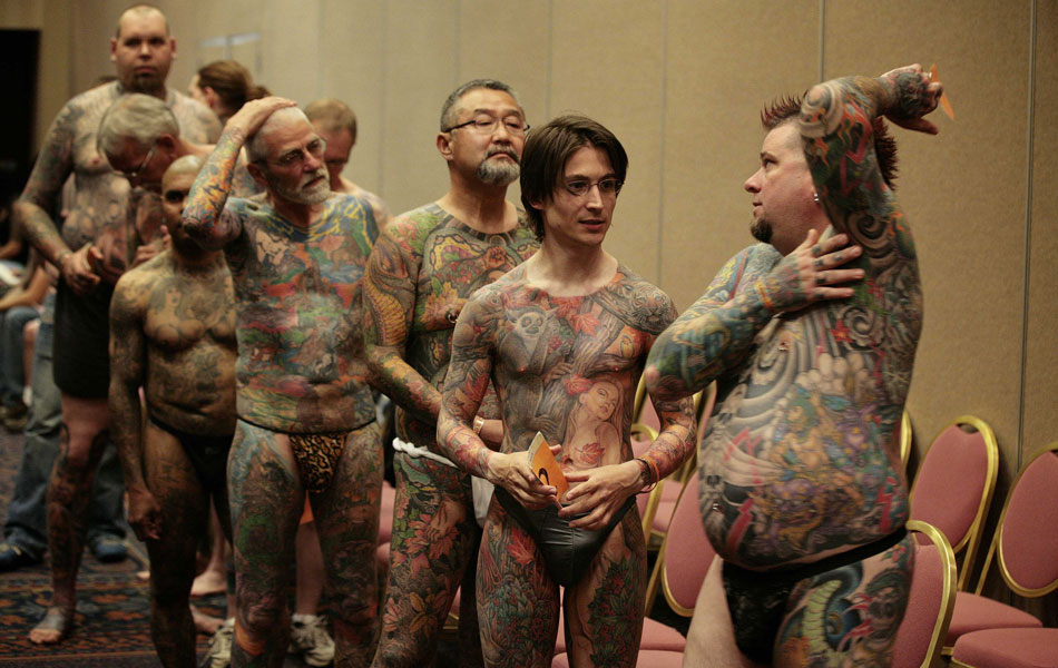 Participantes aguardam para exibir suas tatuagens na categoria de corpo inteiro na Convenção da Associação Nacional da Tatuagem em Cincinnati, Ohio, em 13 de abril