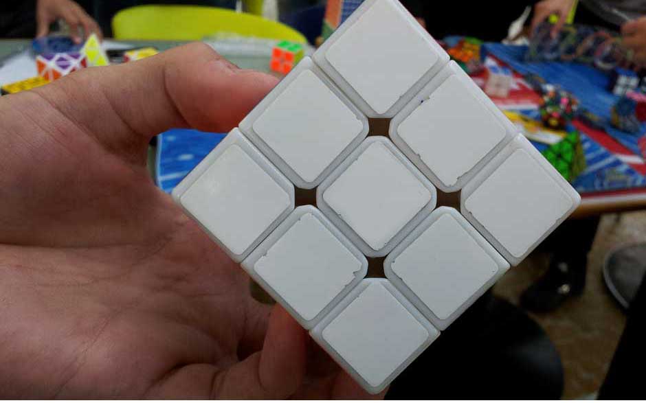 Como Resolver um Cubo Mágico (com Imagens) - wikiHow