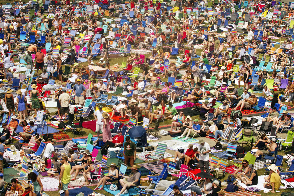 Centenas de pessoas aguardam início de show no festival de música folk em Newport, nos Estados Unidos. As entradas para o festival se esgotaram três meses antes do evento.
