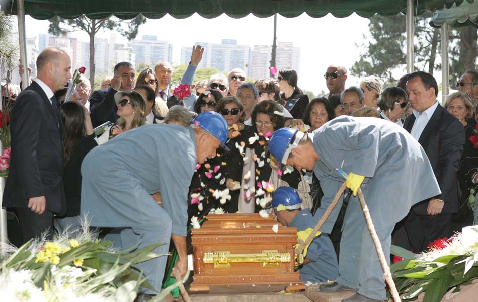 familiares e amigos jogam pétalas durante enterro de Hebe Camargo neste domingo (30)