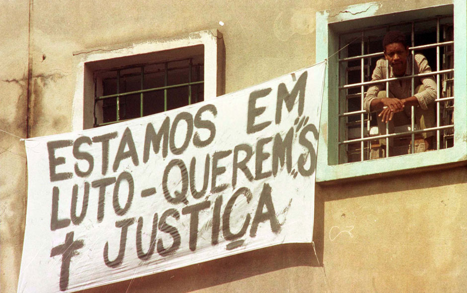 Detentos expõem faixa em janela de pavilhão  contra o massacre ocorrido na Casa de Detenção do Carandiru, três dias após a ação policial após a rebelião que marcou a história do país