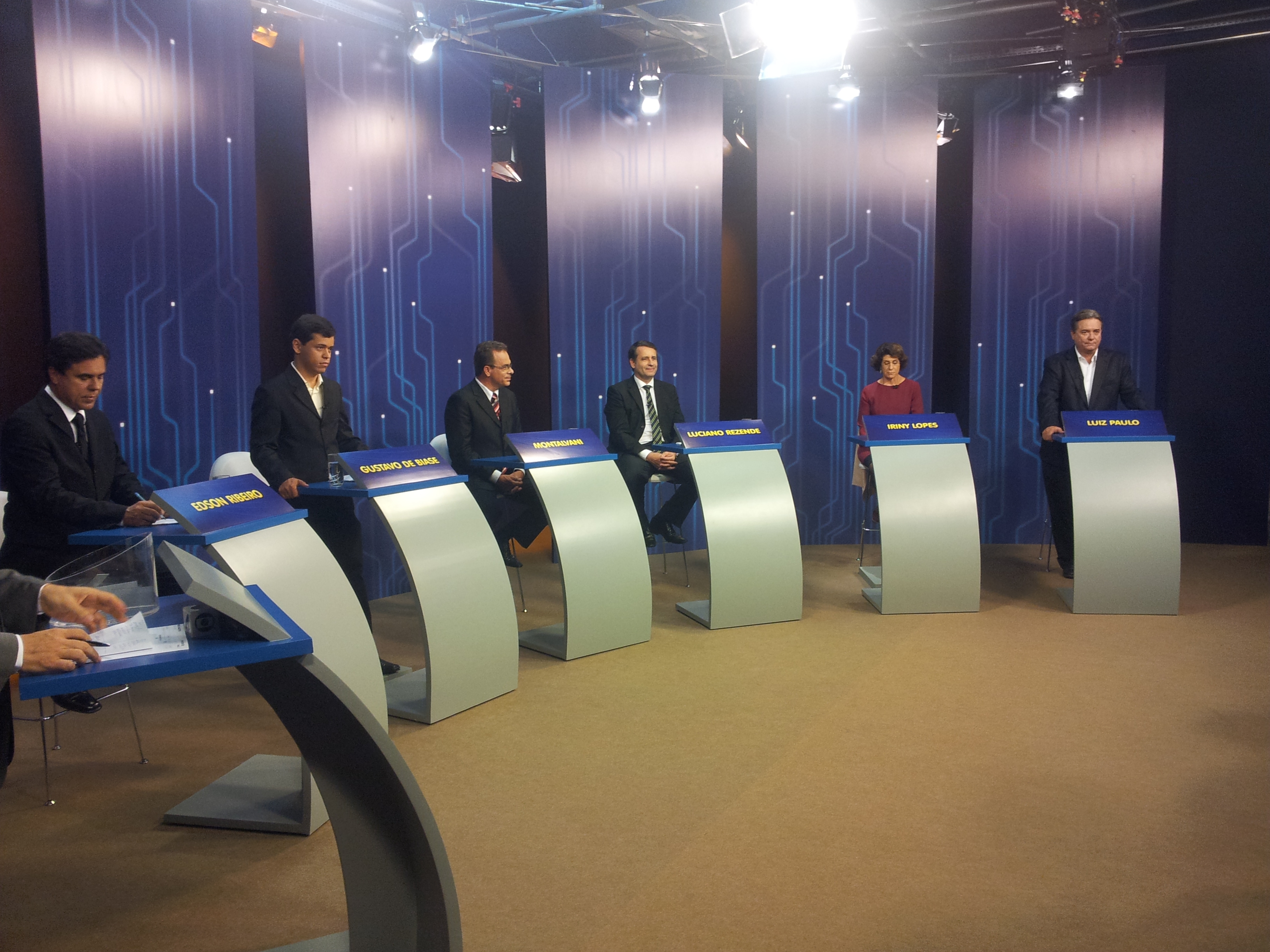 Candidatos preparados para o debate na TV Gazeta