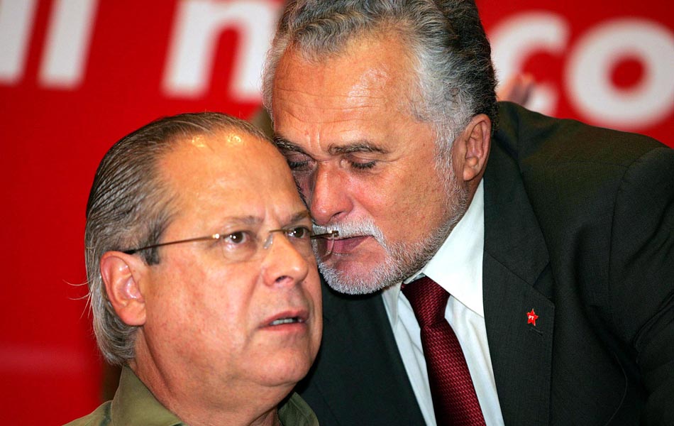 13/05/2005 - O ministro da Casa Civil José Dirceu, e José Genoino conversam durante seminário do PT em São Paulo, um mês antes da denúncia do mensalão por Roberto Jefferson 