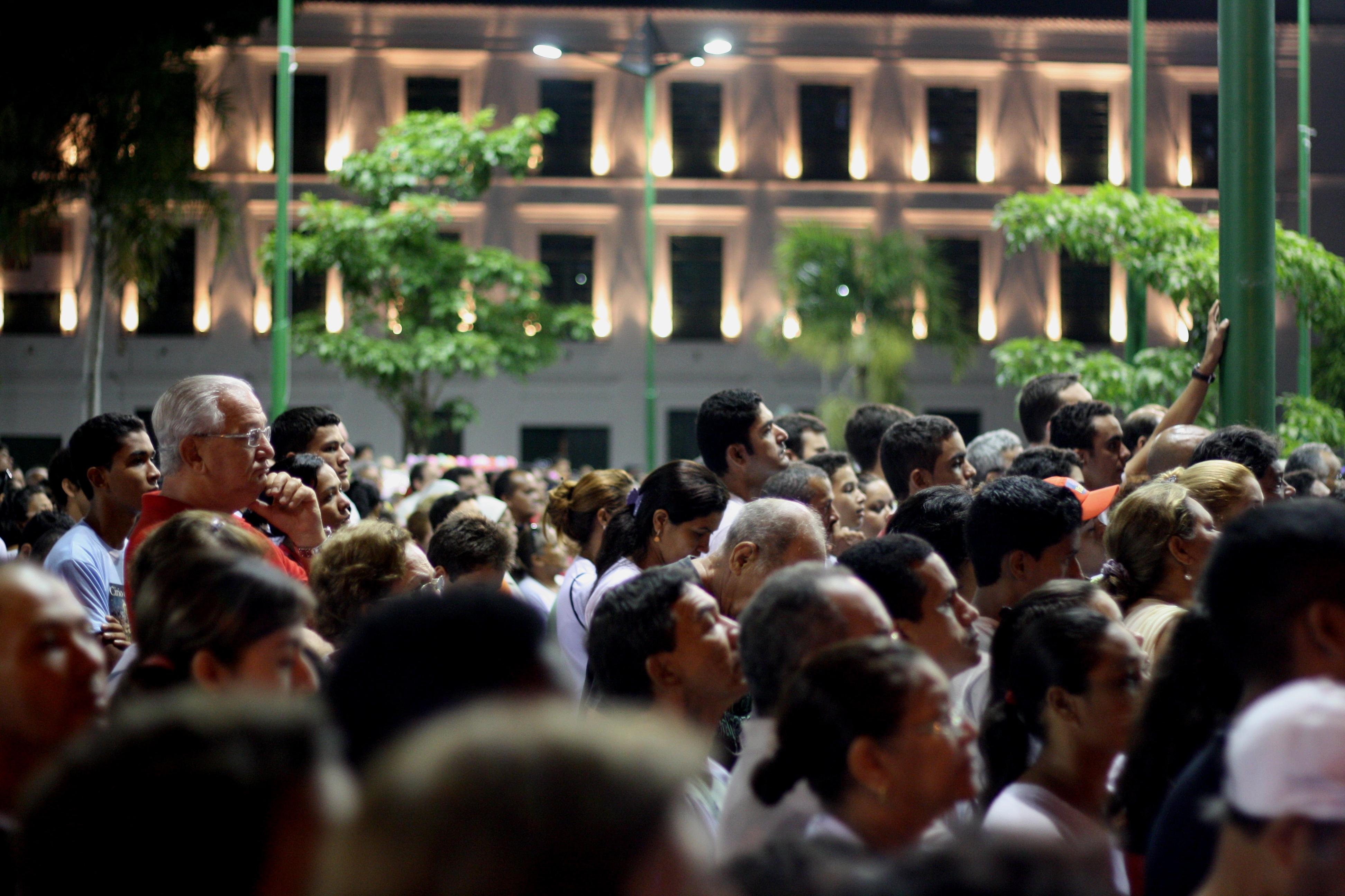 Multidão aguarda missa que antecede o Círio 2012 na Praça Frei Caetano Brandão.