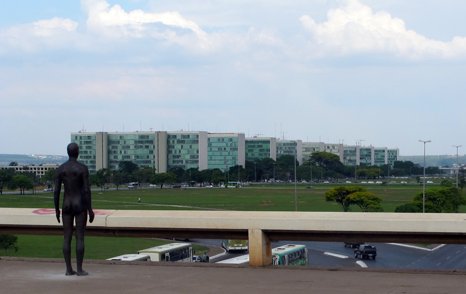 Estátua de Antony Gormley na plataforma superior da Rodoviária do Plano Piloto, em Brasília