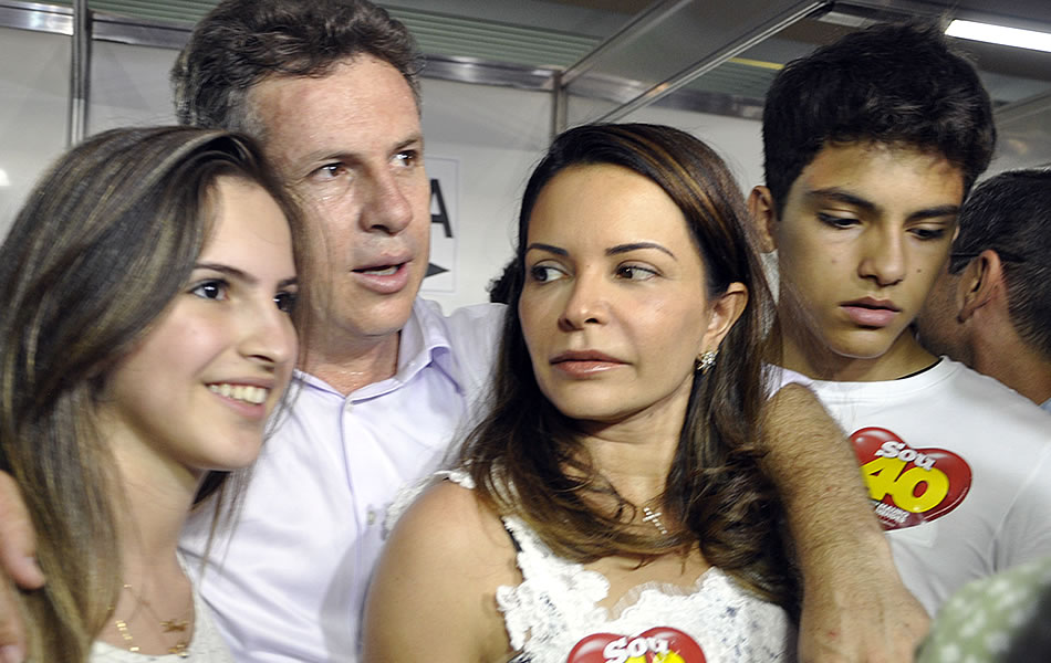 Mauro Mendes comemorou a vitória com a esposa e filhos em Cuiabá