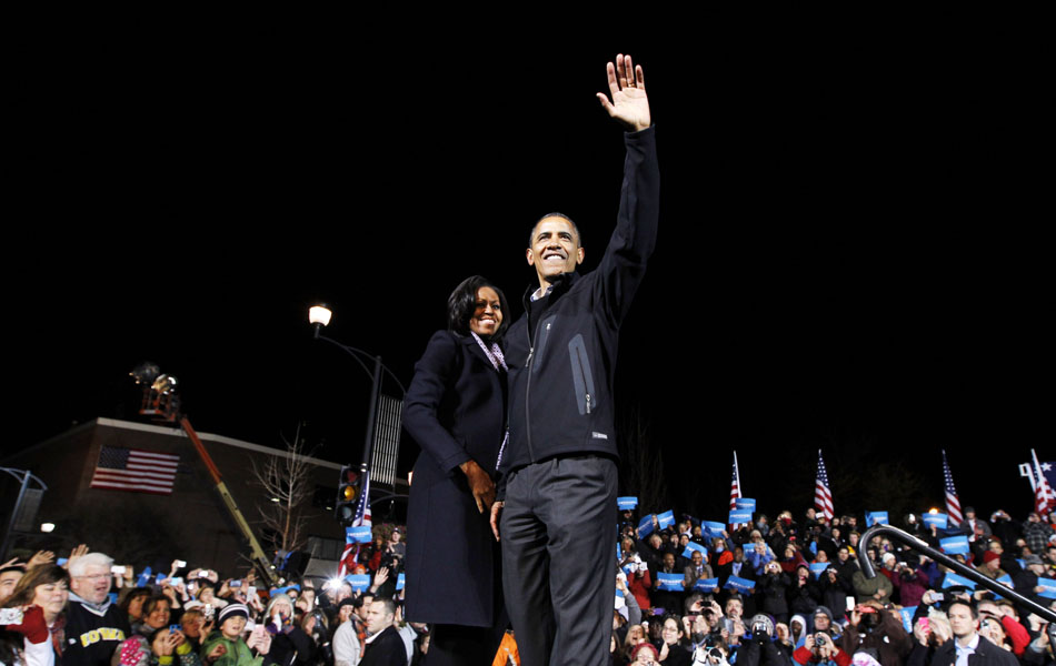 Obama abraça sua esposa em seu último ato de campanha em Iowa