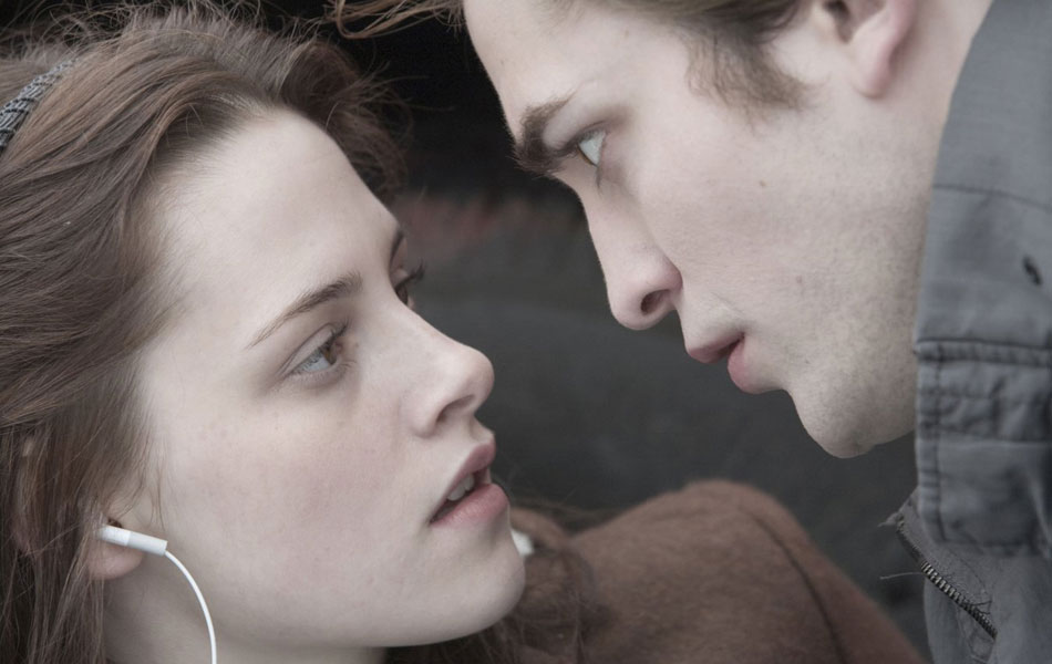 'Crepúsculo' (2008) – A adolescente Bella (Kristen Stewart) e o vampiro Edward (Robert Pattinson) no primeiro capítulo da franquia
