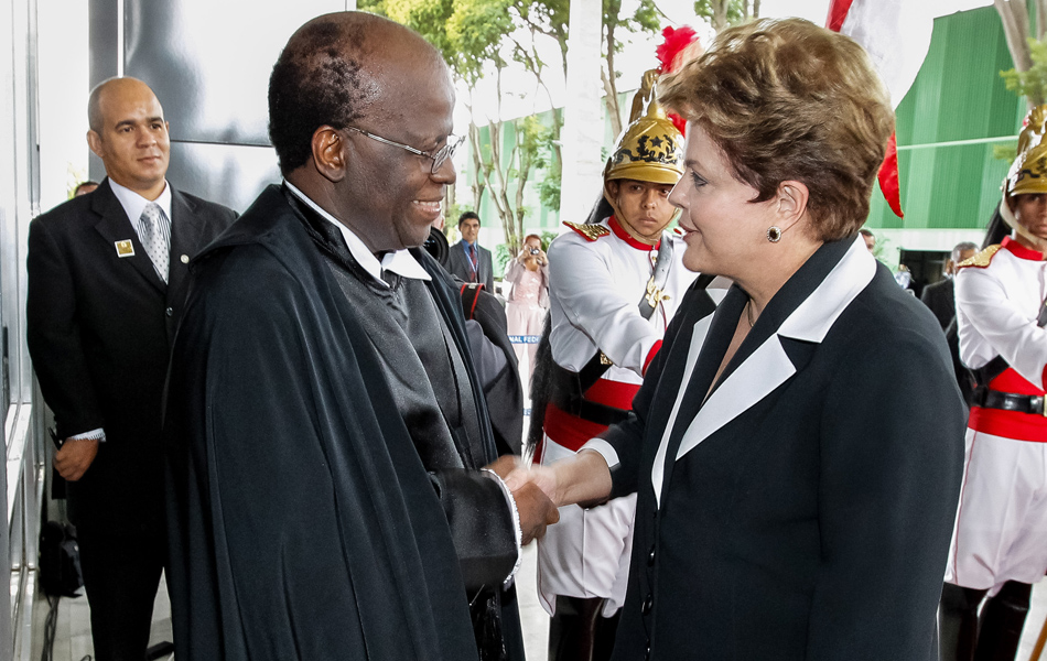 Dilma Roussef cumprimenta o Ministro Joaquim Barbosa, Presidente do Supremo Tribunal Federal.