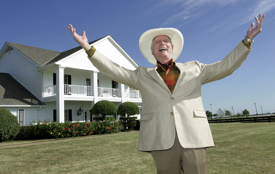 Hagman posa para foto na mansão Southfork Ranch, no Texas, em 2008. Local abrigou o set de gravações de "Dallas"